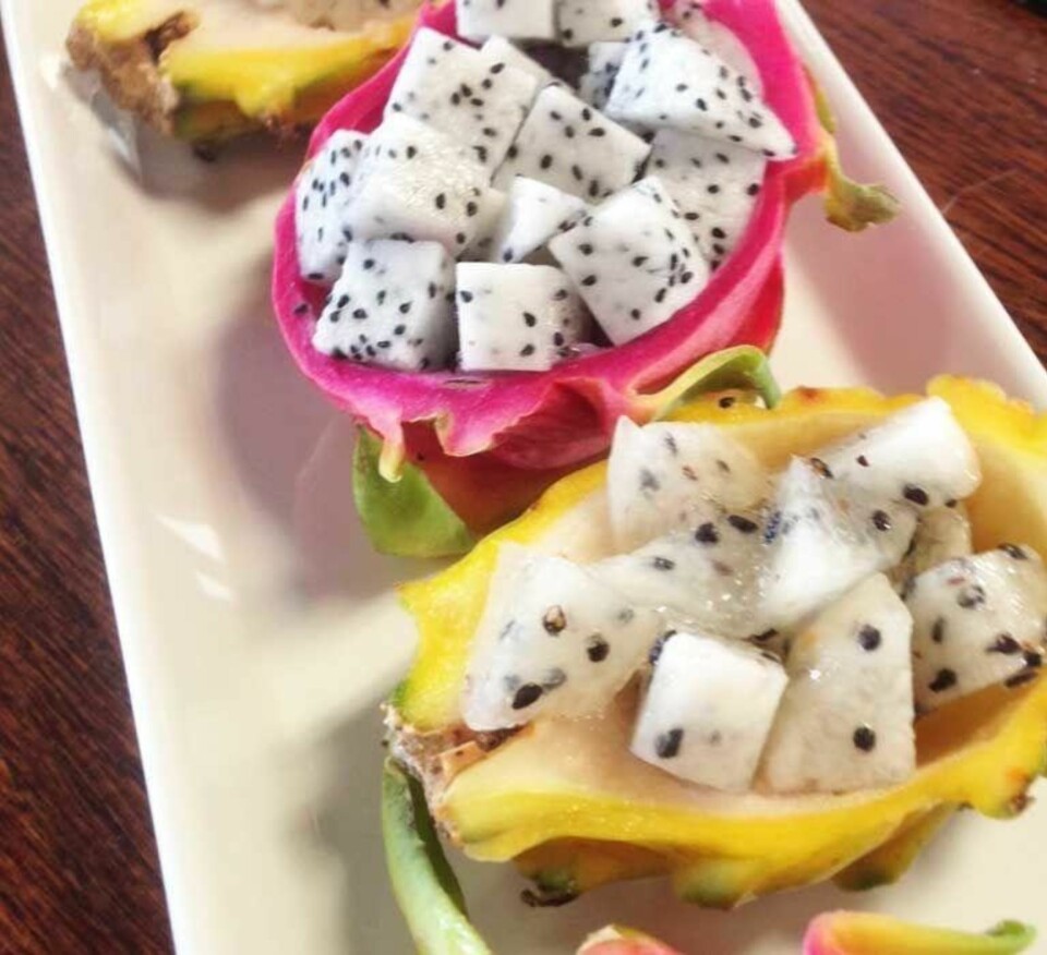 Slik ser dragefrukten pitahaya ut når du skjærer dne i terninger. Perfekt å servere i det lekre skallet med noen dråper lime eller litt honning over.
