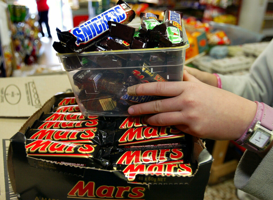 BORT MED MARS OG SNICKERS: Det er funnet en plastbit i en sjokolade i Tyskland og derfor tilbakekaller produsenten nå flere millioner sjokoladebarer.