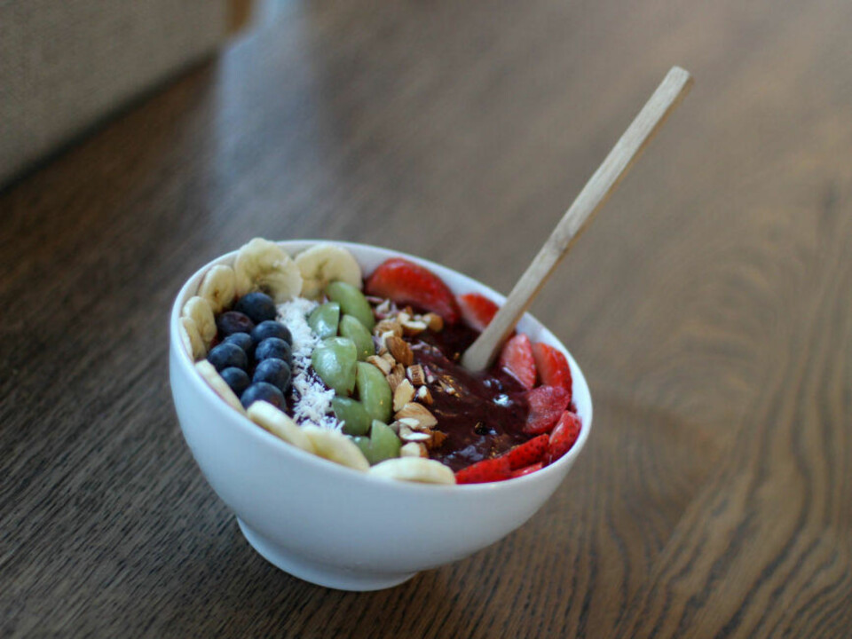 FRISTENDE SMOOTHIEBOWL fra Side2-blogger FitnessNora. I skålen er det bringebær, banan, mager vaniljekesam og vaniljeprotein.
- Jeg moste alt sammen med en stavmikser, og resultatet ble en tykk smoothie som kan spises med skje. Toppet med frukt, bær, kokos og mandler, skriver treningsbloggeren.