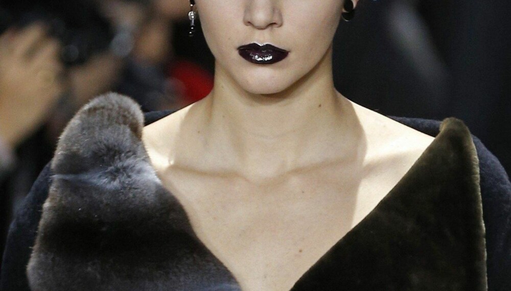 BACK IN BLACK: Kendall Jenner viste seg fra sin mørke side da hun rocket en «goth look» under Dior-visningen nylig.