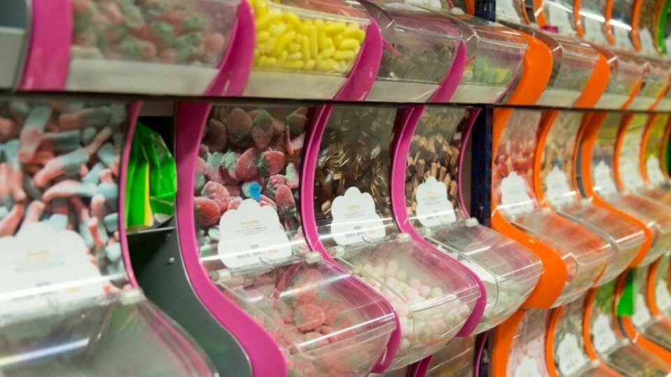 Hos Rema 1000 og flere andre billigkjeder får du nå en hel kilo smågodt til 29 kroner. Rema 1000 mener prisdumpingen er et resultat av den sterke priskonkurransen mot påsken