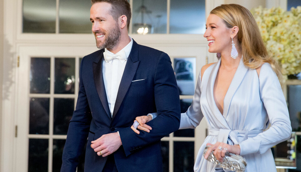 Blake rocker selv iført «morgenkåpe»