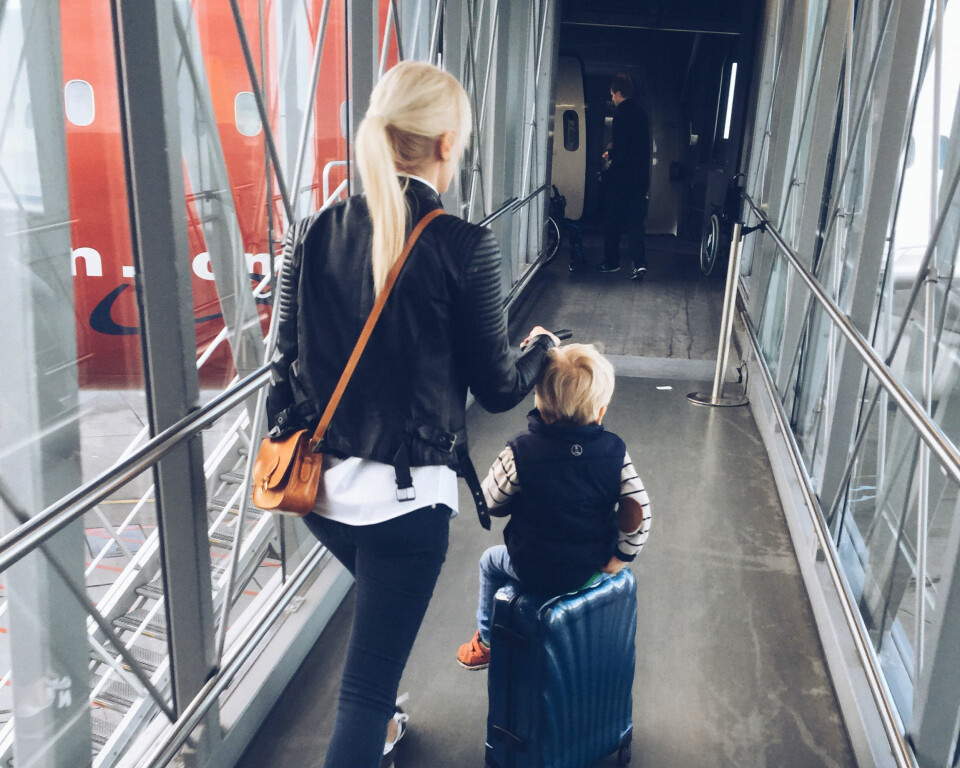 Slik reagerer folk på småbarn på fly: - Hold drittungene i bånd og skjerp deg