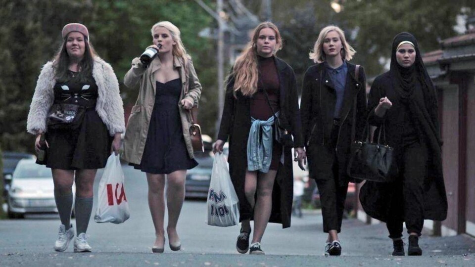 KLARE FOR FEST OG HOOKING: NRK-serien Skam handler om blant annet denne venninnegjengen som går på Hartvig Nissen videregående i Oslo. Serien er blitt svært populær og sendes på p3.no.