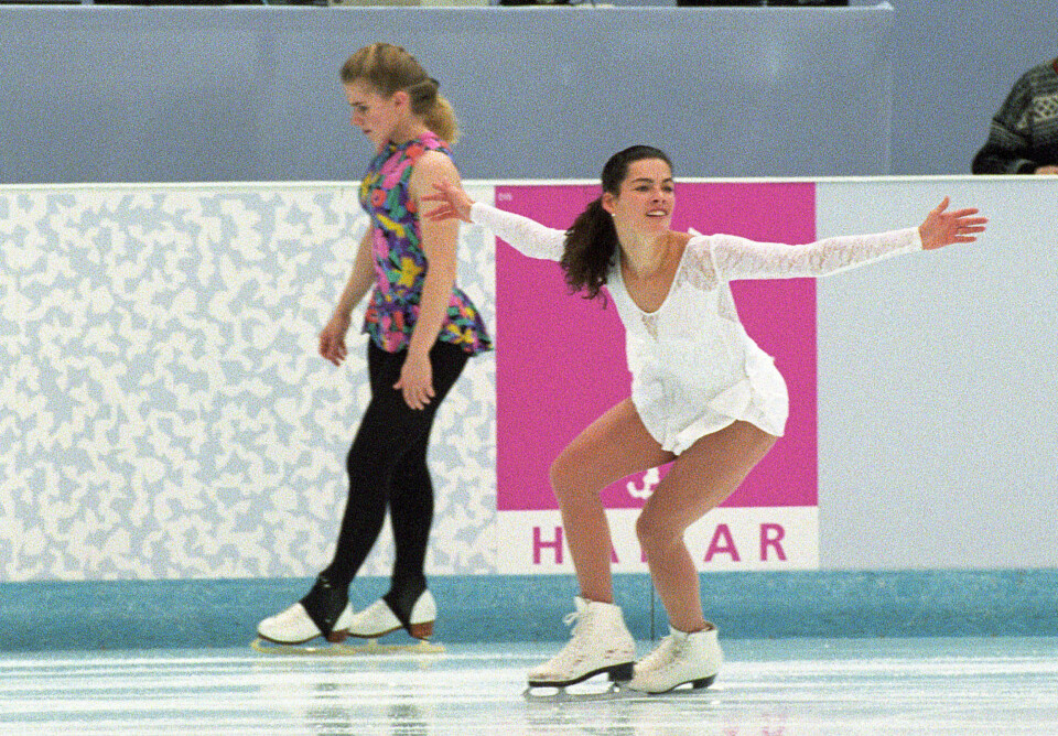 Fra vinter-OL på Lillehammer: De amerikanske kunstløperne Tonya Harding (t.v.) og Nancy Kerrigan trener sammen i Hamar OL-amfi. Harding ankom Hamar dagen før, etter å ha blitt holdt tilbake i USA mens man etterforsket angrepet mot Kerrigan som satte henne ut av spill før det amerikanske mesterskapet.