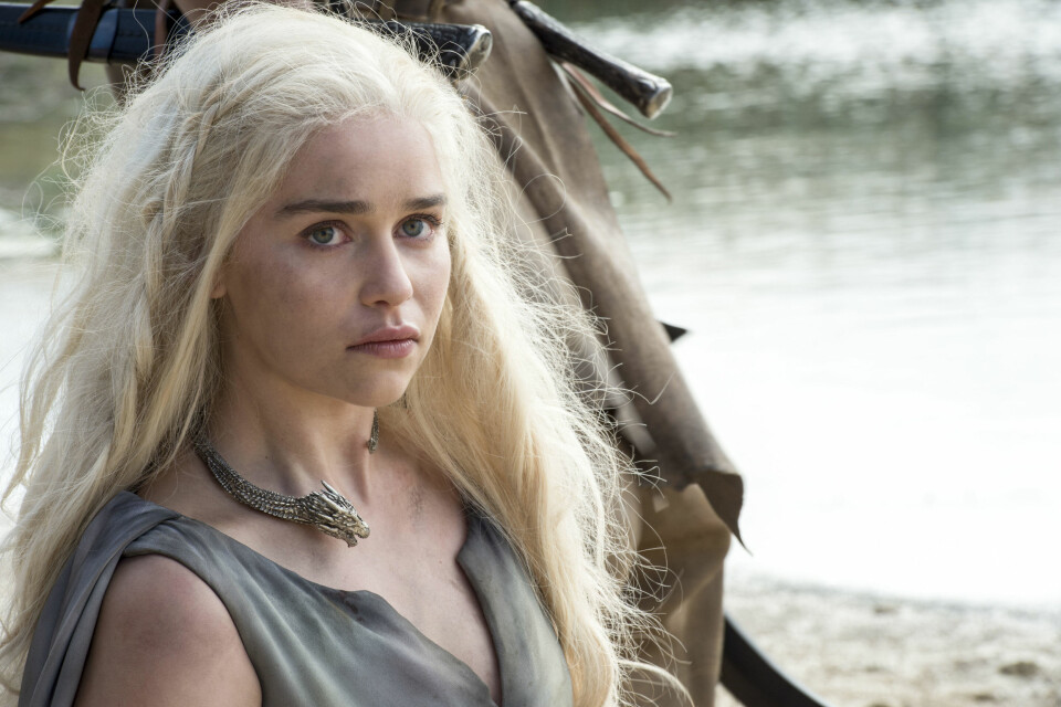 DRAGEKVINNEN: Daenerys, eller Emilia Clarke, mener at «Game of Thrones» ikke er antifeministisk.