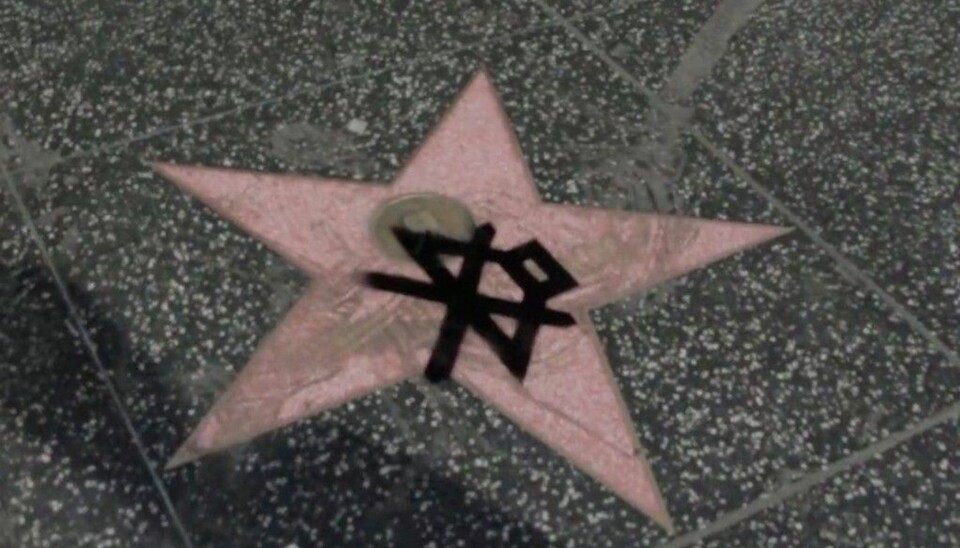 Den norske gatekunstneren «Pøbel» sprayet lydløs-symbol over Donald Trumps stjerne på Hollywoods «Walk of Fame»