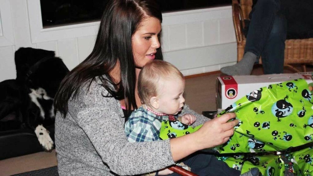 Sara og sønnen åpner gaver to dager før hun fant sin første hårløse flekk.