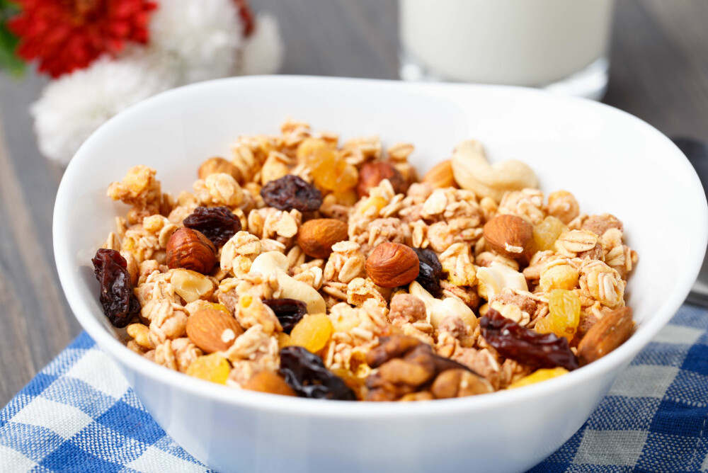 TIL FROKOST: Både müsli og granola kan spises som frokostblanding, men det er likevel noe som skiller de to.