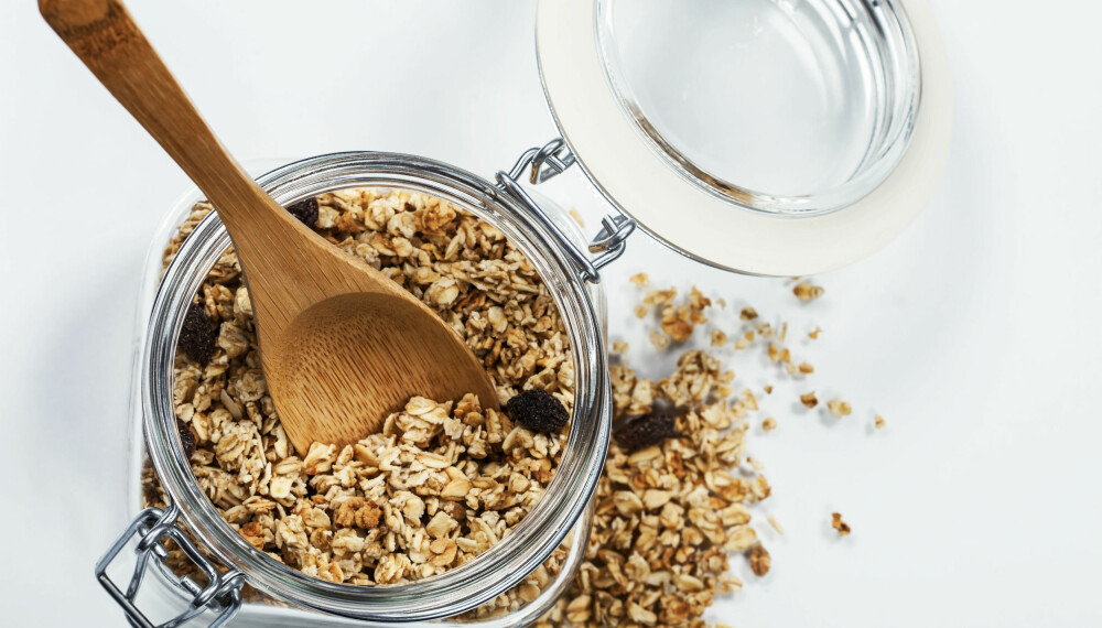 PÅ GRUNN AV SØTNING SOM HONNING ELLER SUKKER så inneholder granola ofte et høyere kaloriinnhold enn müsli.