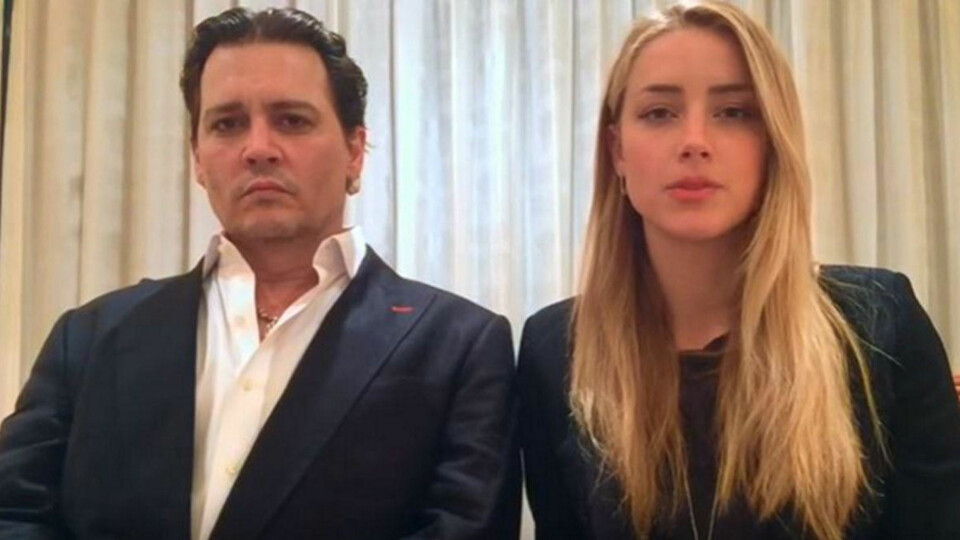 SKILLES: Amber Heard skal ha bedt om å skilles fra Johnny Depp, et år etter de ble giftet seg. De to har vært gkjenom et realtivt turbulent år, blant annet da de risikerte fengsel i Australia for å ulovlig ha tatt med seg sine to hunder inn i landet.