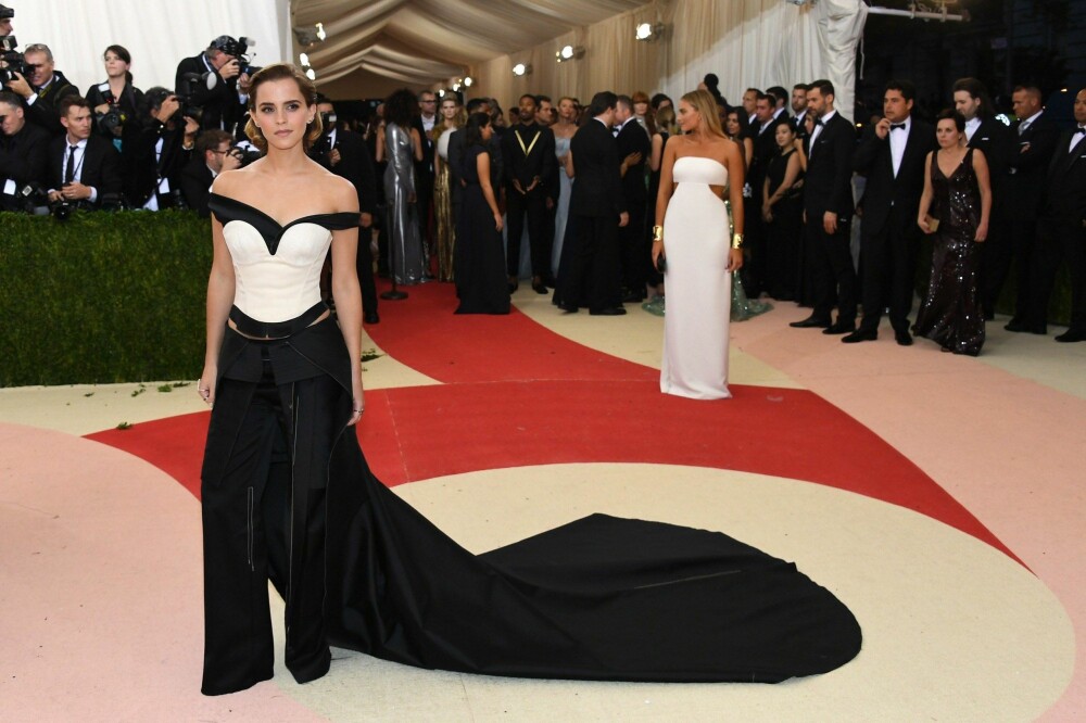 PLASTFLASKER: Store delar av kjolen til Emma Watson er laget av resirkulerte plastflasker.