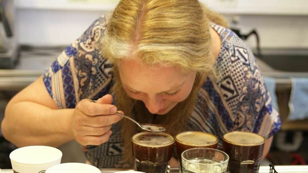 CUPPING: Vi fikk være med på cupping der vi prøvde å kjenne igjen smaks- og aromastoffer i tre ulike kaffetyper. Her demonstrerer Marit Lynes prosedyren, som  innebærer dyp sniffing, deretter høylytt slurping slik at kaffen sprer seg til baksiden av tungen.