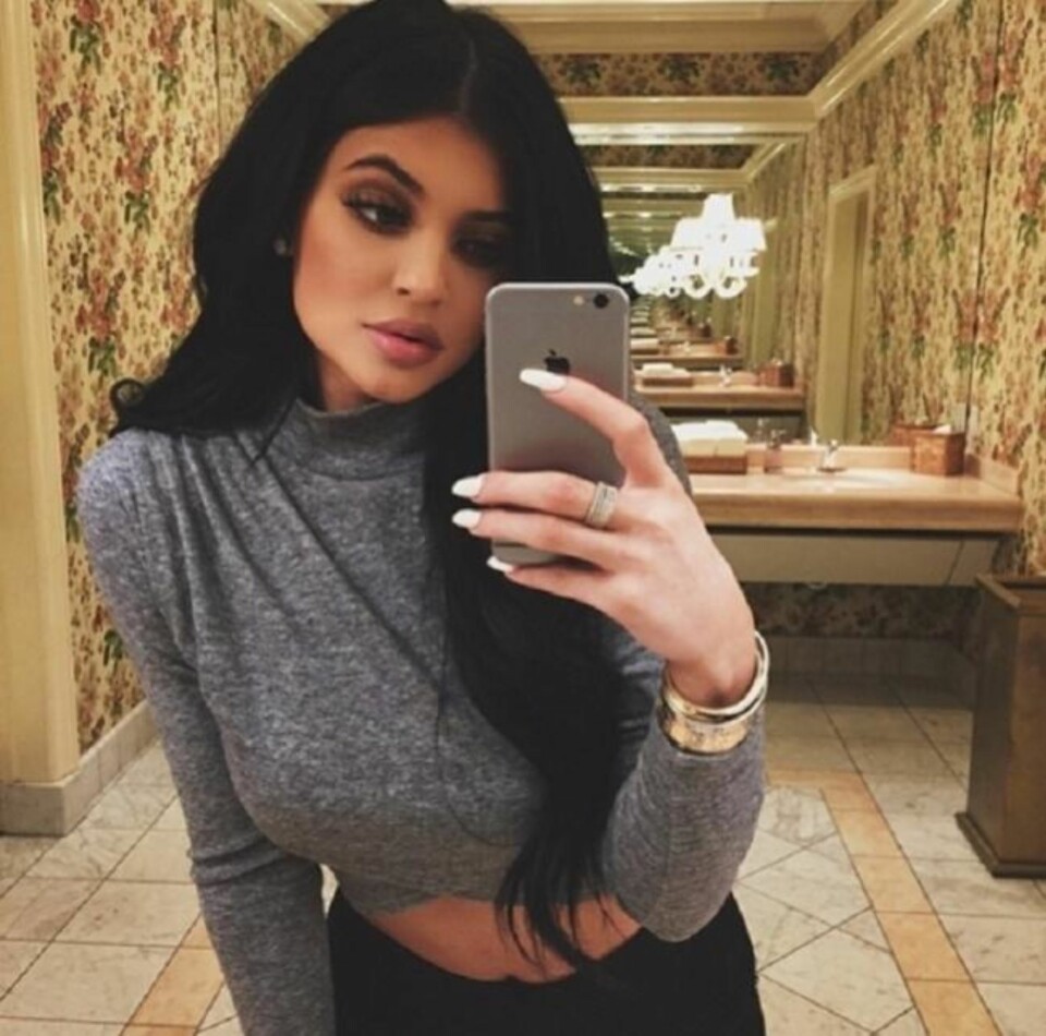 SELFIE: Det å ta bilde av seg selv - gjernee foran et speil. Kylie Jenner er en av de som er glad i å legge ut selfier på sosiale medier.