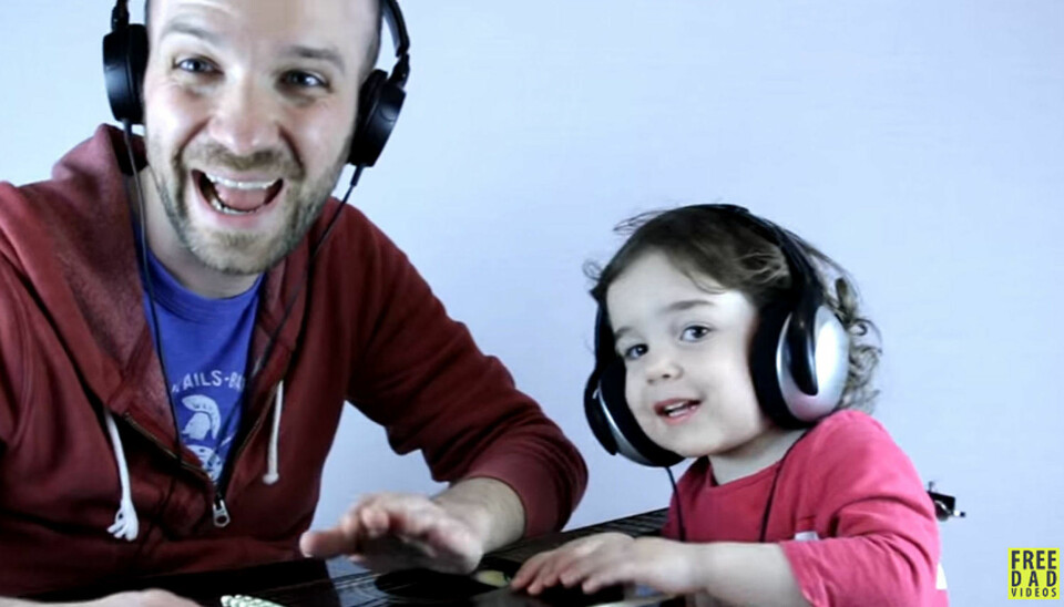 MUSIKK OG MORO: Matt og Amelia får mye ut av Take On Me.