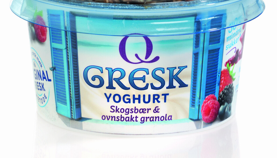 GRESK YOGHURT med granolatopping og skogsbærsaus.