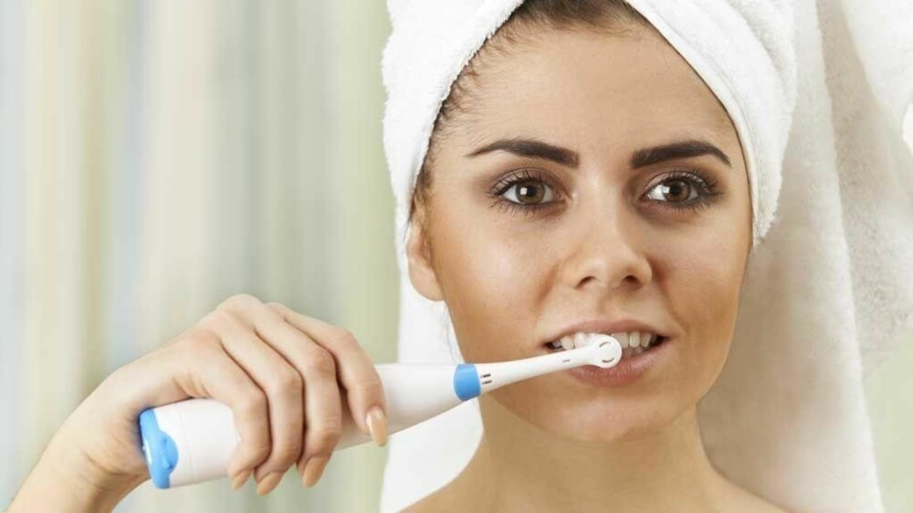 Hvis du sverger til elektrisk tannbørste, bør du ikke pusse for hardt slik at busten bøyer seg. Da blir tannpussen lite effektiv.