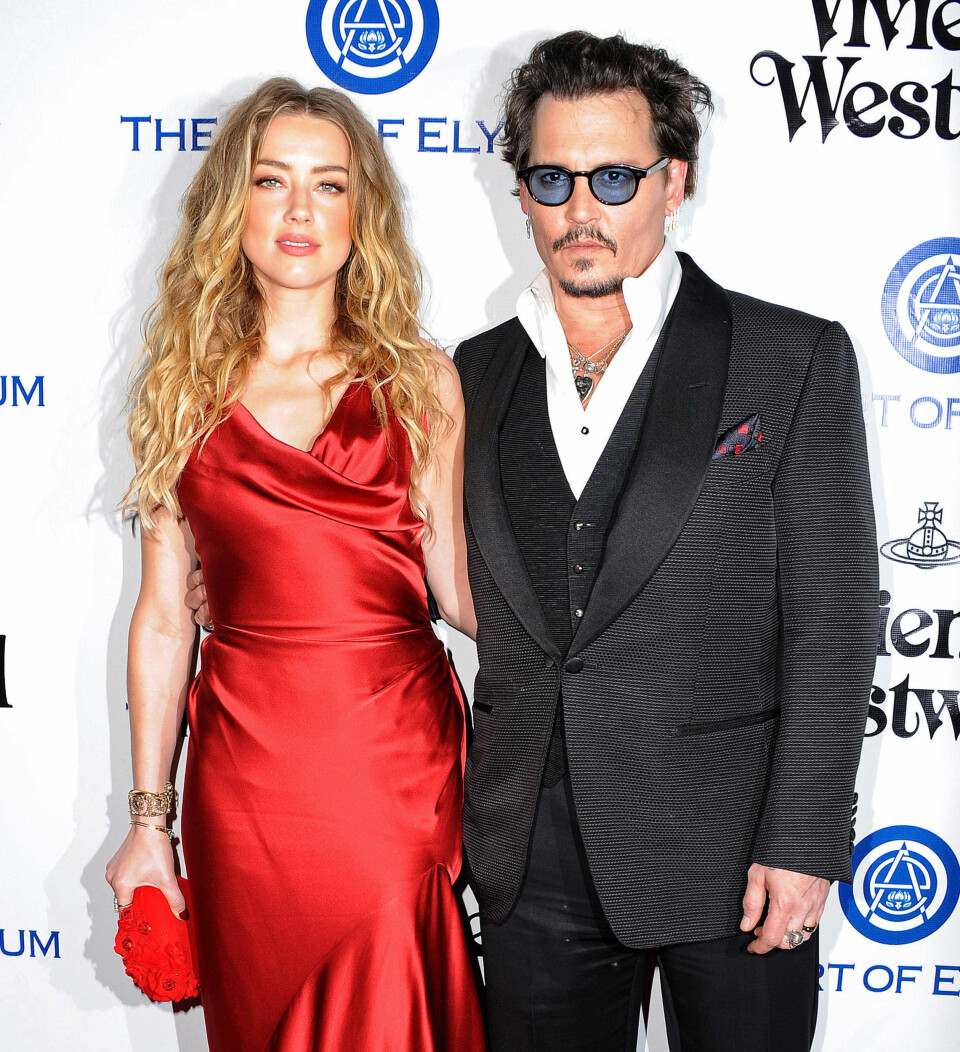 FØR ANKLAGENE: Amber Heard ogf Johnny Depp på rød løper i november i fjor. Hun har bedt om skilsmisse, og har anklaget han for vold.