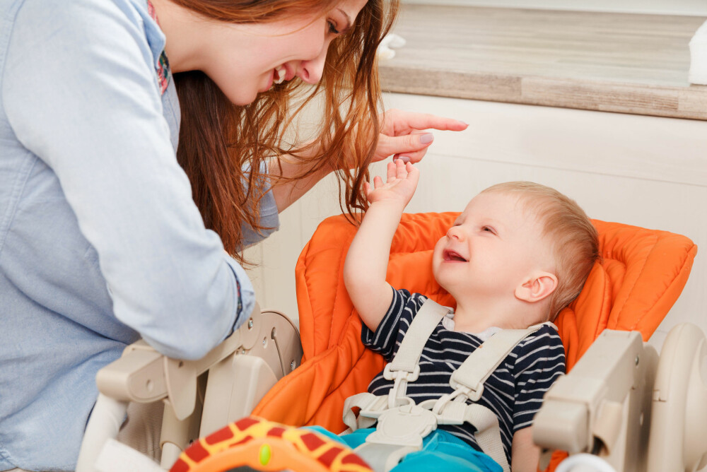 LÆRER BARNET Å SNAKKE: Babyspråk kan virke rart og flaut, men barnet ditt vil ha stor nytte av å bli pratet til på denne måten.