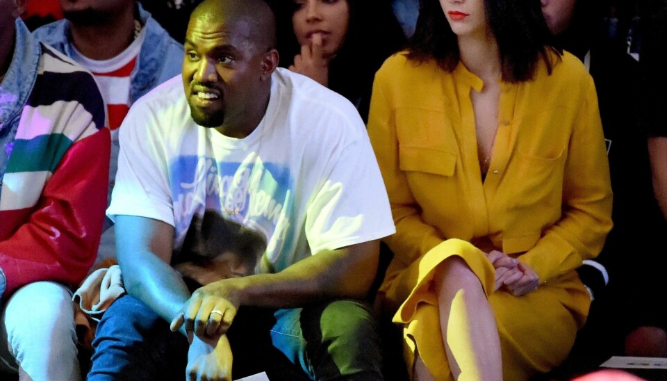 KANYE WEST OG KENDALL JENNER kom på moteshow sammen.