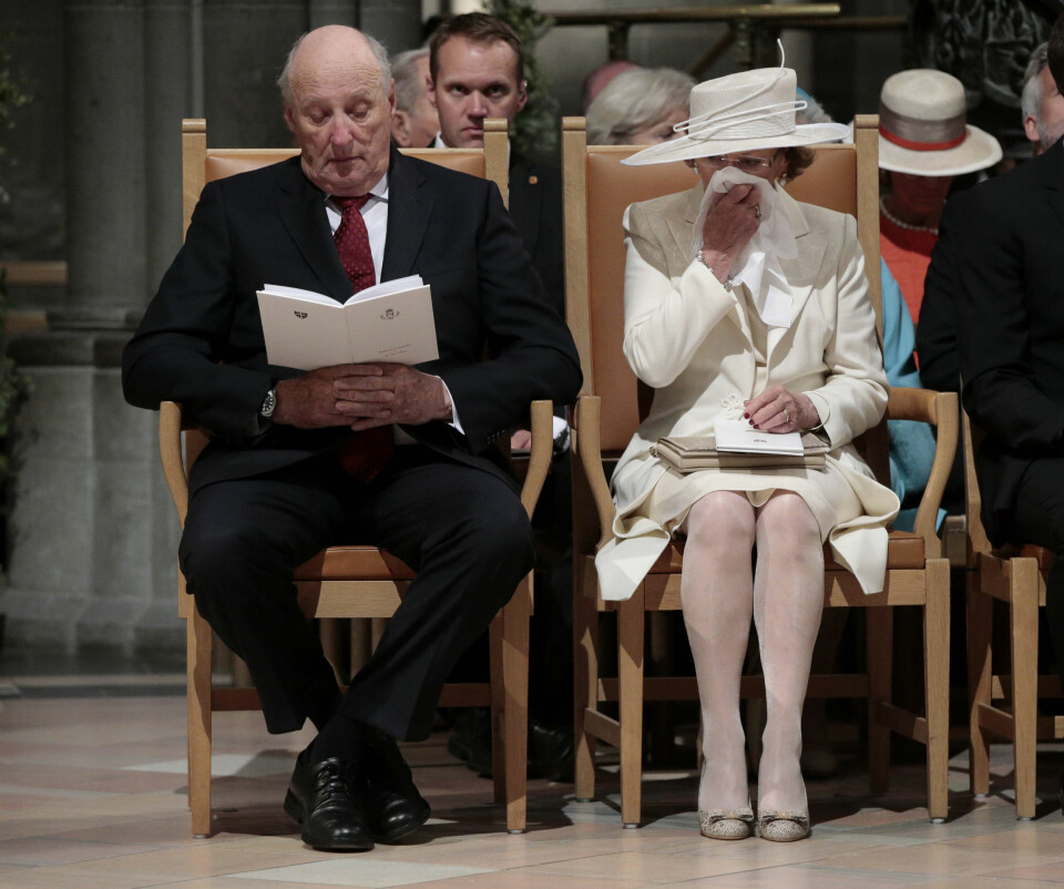 Kong Harald og dronning Sonja ble svært rørt under gudstjeneste i Nidarosdomen til minne om signingen på samme sted for nøyaktig 25 år siden 23. juni.