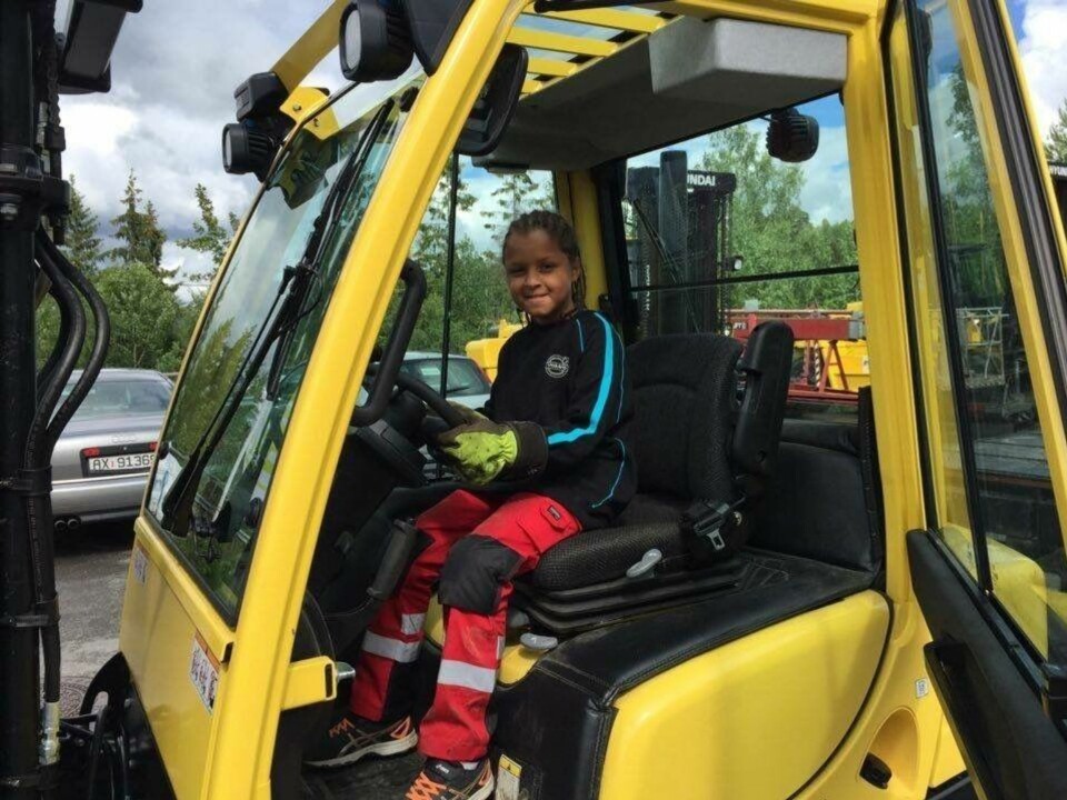 Patrik (9) søkte på sommerjobb som gravemaskinsjåfør