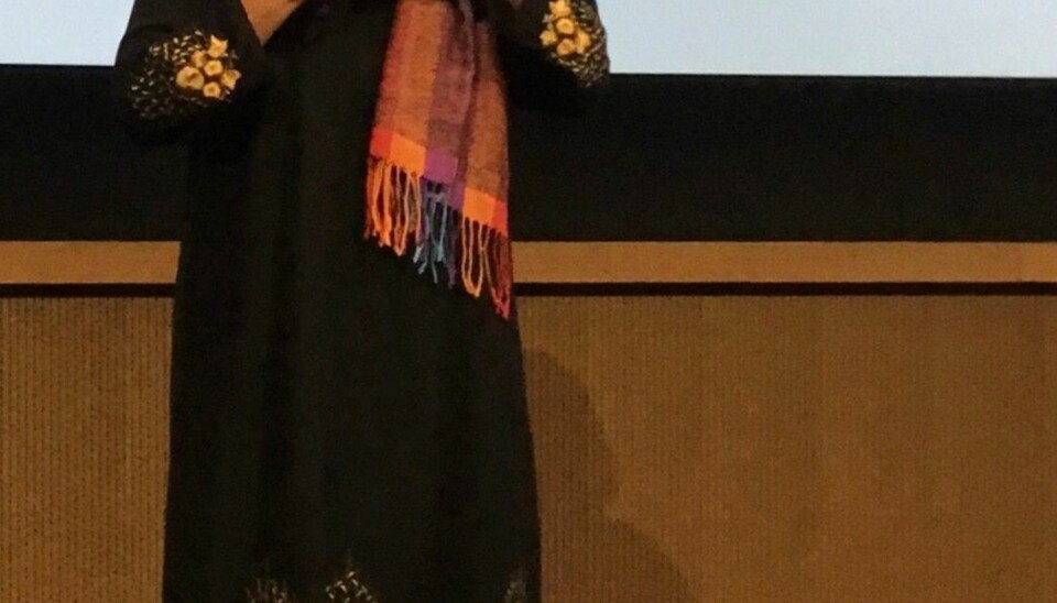 Yassmin starter sitt foredrag kledt som en konservativ muslimsk kvinne. - Men kanskje jeg bare vil ha litt luft, fordi det er en dag jeg føler meg litt tjukk, antyder hun.