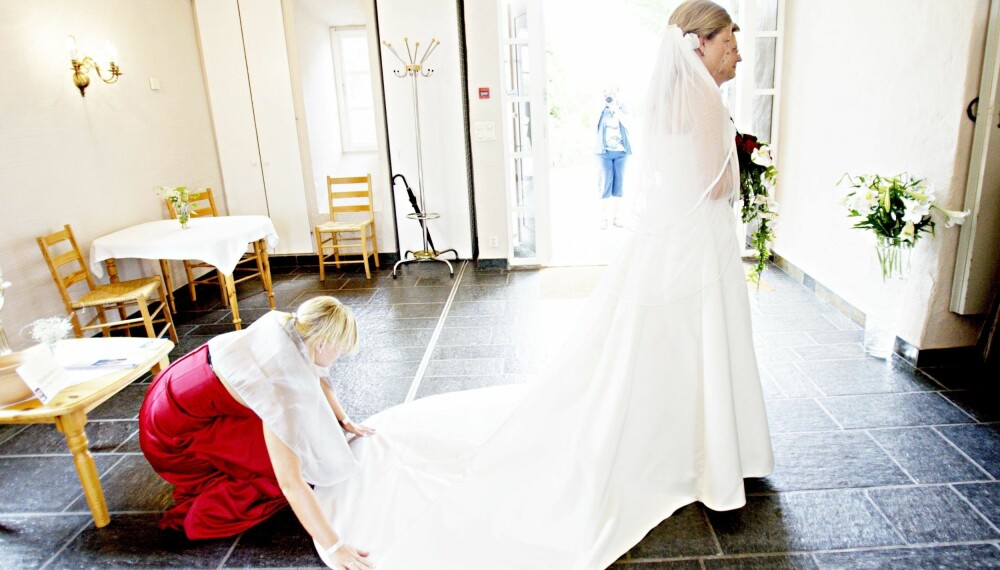 ETIKETTE: Ifølge gammel skikk var rød kjole ikke greit om du skulle i bryllup. I dag har mange ikke hørt om skikken.