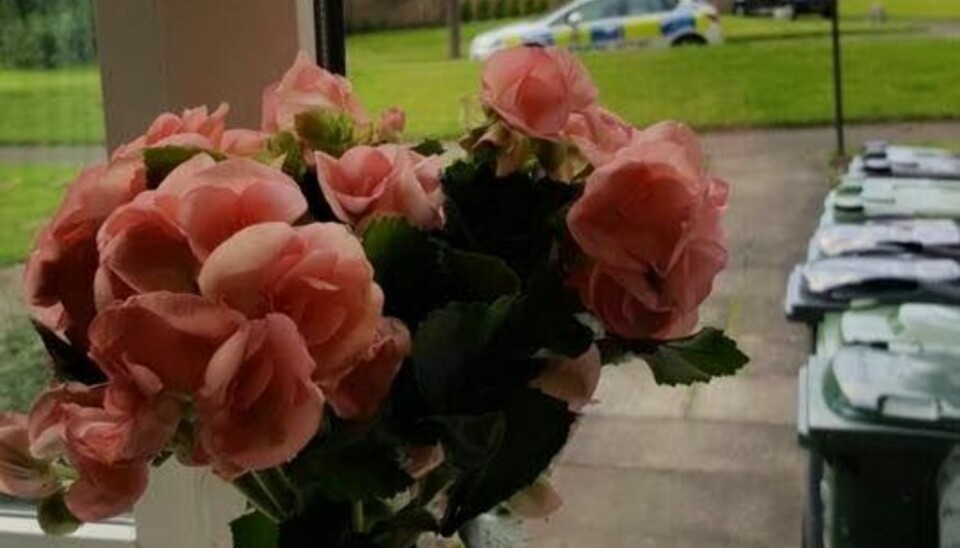 HYGGELIG: West Yorkshire Police forteller at politimannen satte opp blomster i vinduskarmen til den demente kvinnen.