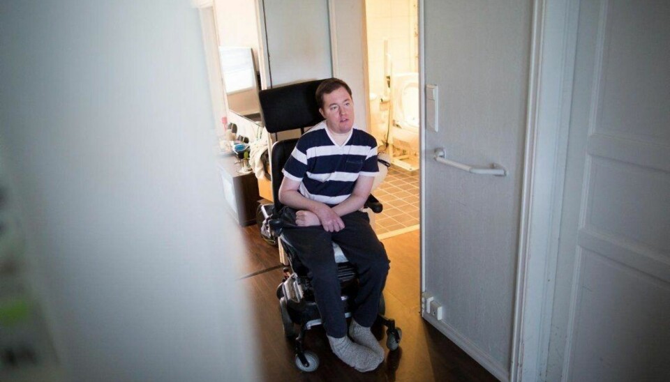 Jonn-Idar Norstrand Fjæra har vært syk hele sitt liv, og i den siste tiden har han blitt mye dårligere. Han klarer ikke lenger å bo alene.