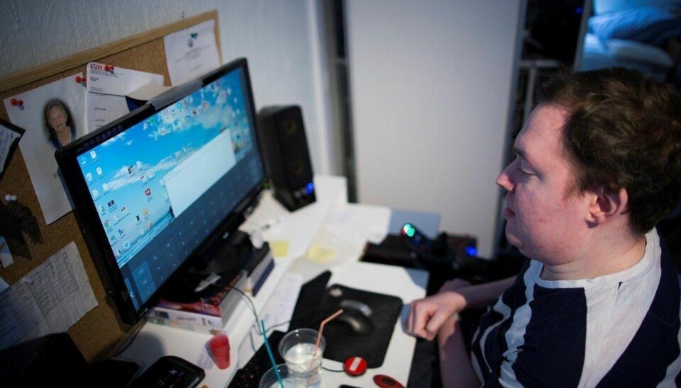 Inntil i fjor skrev Jonn-Idar en blogg hvor han fortalte om sykedommen og hverdagen. Her bruker han øyestyring på dataskjermen.