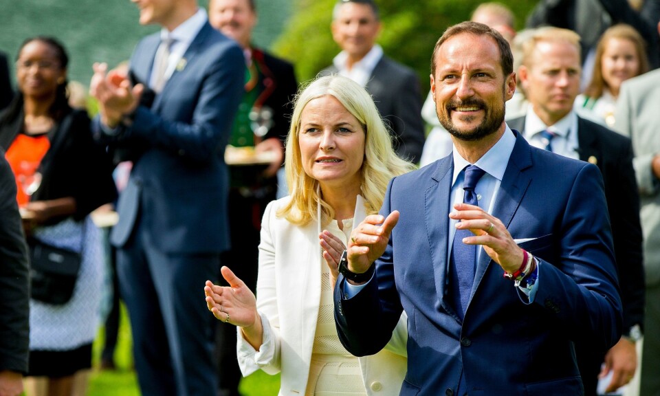 METTE-MARIT BLIR HJEMME: Kronprins Haakon reise elene til sommerlekene i Rio de Janeiro, og blir den eneste som representerer det norske slottet i Brasil. Her med kronprinsesse Mette-Marit i forbindelse med kongeparets 25-årsjubileum fra i sommer (arvikfoto).