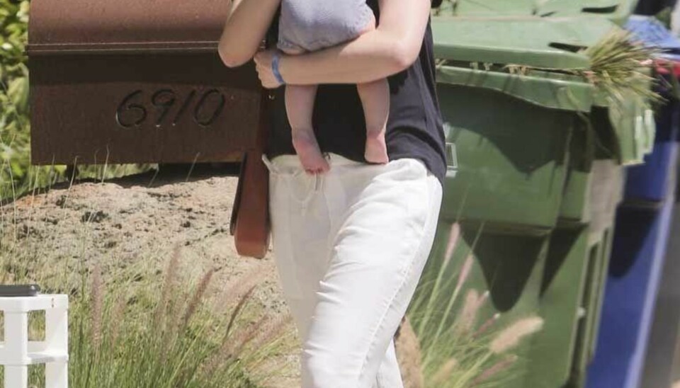 Anne Hathaway med lille Jonathan i armene.