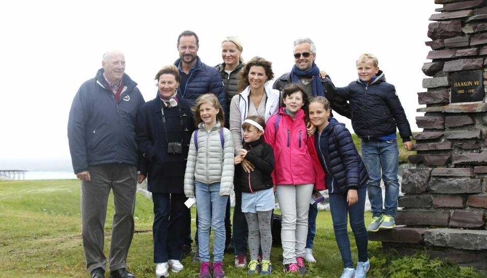 Hele Kongefamilien på plass i Vardø på ferie. Foran fra v Kong Harald, dronning Sonja,Leah Isadora Behn, Emma Tallulah, Maud Angelica Behn, prinsesse Ingrid Alexandra bak står Kronprins Haakon , kronprinsesse Mette-Marit , prinsesse Märtha Louise, Ari Behn og prins Sverre Magnus utenfor Vardøhus festning. Foto: Vidar Ruud / NTB scanpix