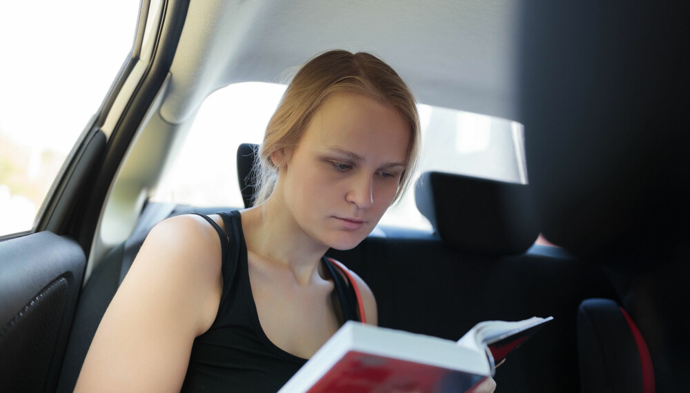 LESE: Å stirre i en bok kan forverre følelsen av kvalme.