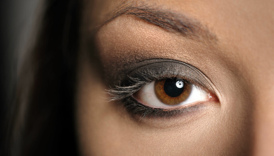 BRUK ET VÅT EYELINER til å skape myke kanter.