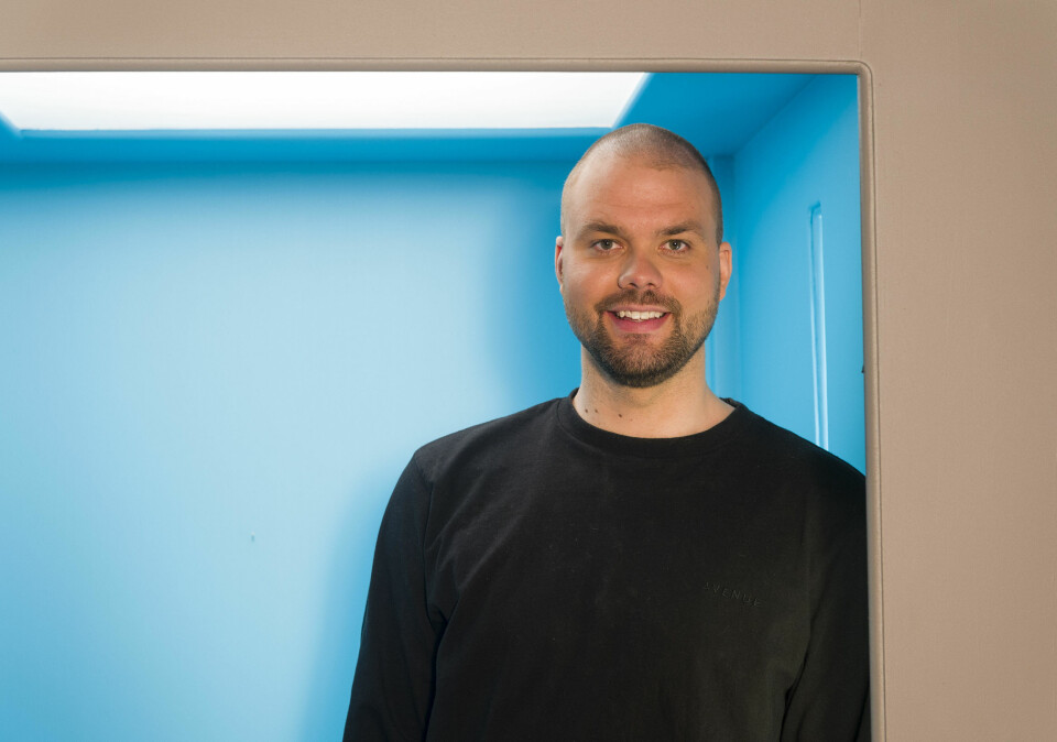 Lars inviterer fremmede hjem til seg selv på dagtid
