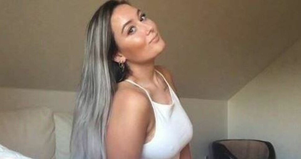 FORTVILET: 19 år gamle Elise Harritz fra Danmark er fortvilet over at det selges t-skjorter med nakenbilder av henne på. Foto: Privat