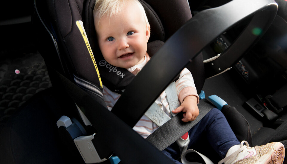 Linnea trives heldigvis i bilen, sier Lisa.
Trygg Trafikk opplyser at mange foreldre snur barna for tidlig, fordi de mener barna sitter ubehagelig med bøyde barn når de sitter i en bakovervendt barnestol. - Barn tar ikke skade av å sitte med bøyde ben, påpeker de.