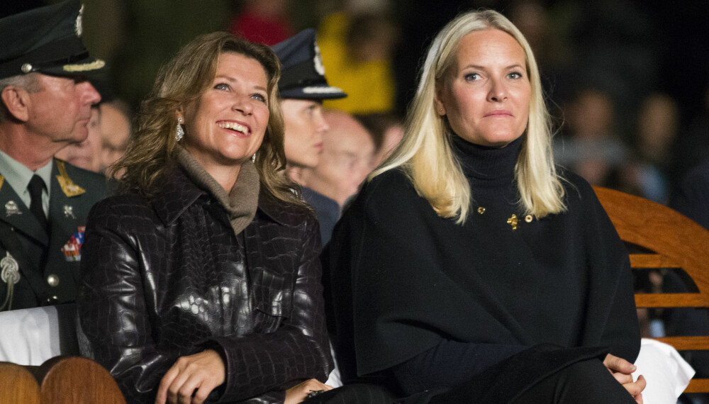 STRÅLTE: Prinsesse Märtha Louise og kronprinsesse Mette-Marit så ut til å trives under førpremiere på «Kongens Nei». Gratisfilmen ble vist i Dronningparken onsdag.
