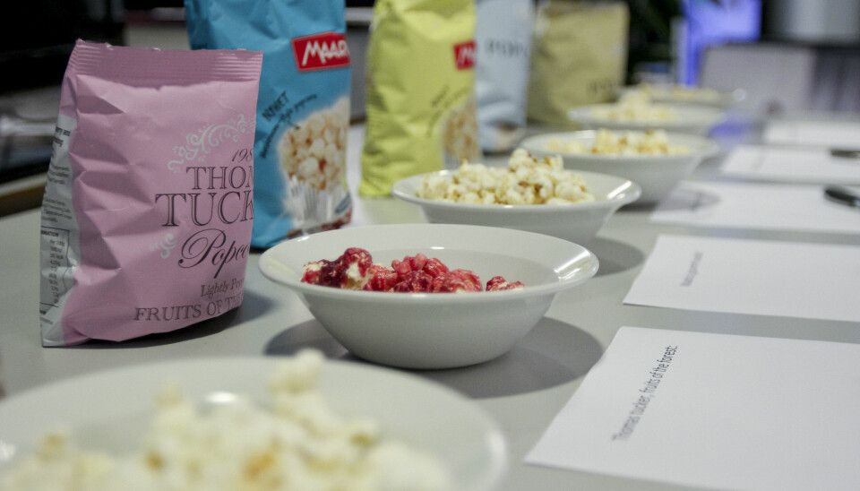 Om testen: Seks personer fra Mediehuset Nettavisen har testet popcorn-nyheter fra butikk, og sagt sin mening om smak, konsistens og gitt terning fra én til 6. Vi har snakket med ernæringseksperter om innhold.