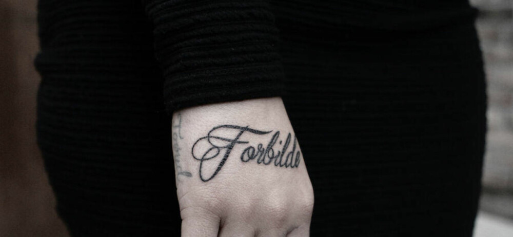 TATOVERING: Sophie Elise har fått tatovering på hånden - inspirert av hennes kommende bok.