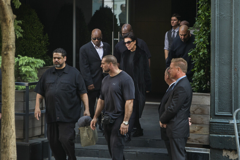 Kris Jenner forlater Kim og Kanyes hus i New York. Hele familien,  fløy tilbake til New York mandag.