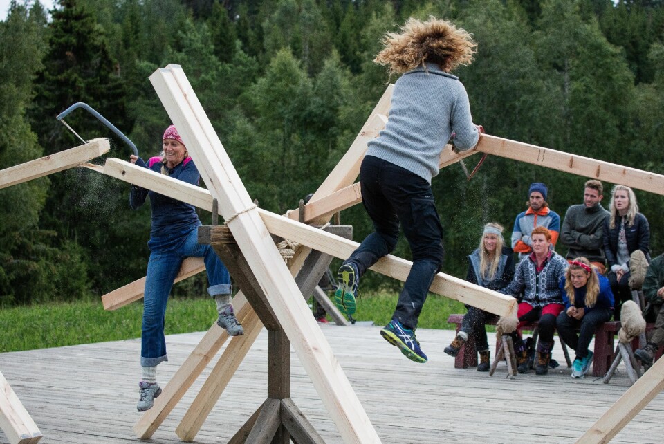 FORVIRRING: Både tvekamp-kjemperne Anita Kallestad og Kari-Lise Vangen, samt alle de andre deltakerne lurte på hva som skjedde da begge kvinnene falt samtidig.