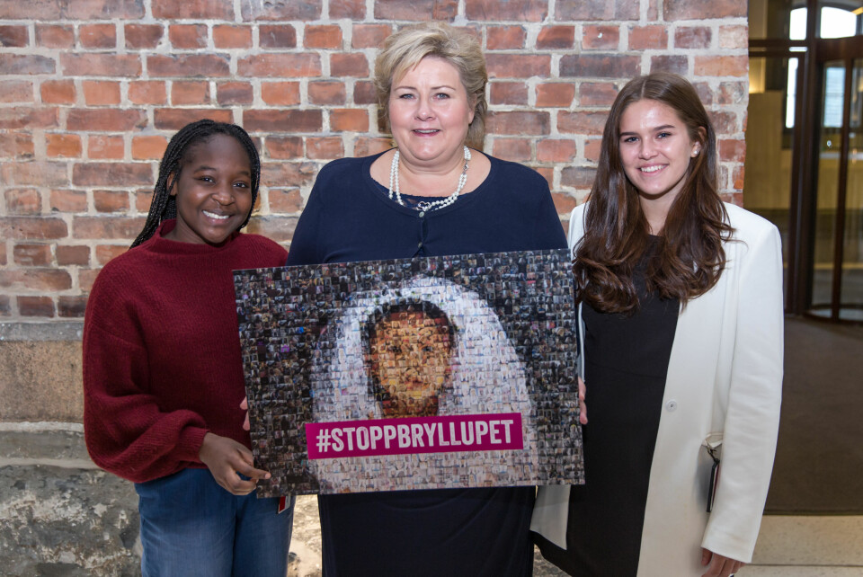 Generalsekretær i Plan Norge, Vivian Jour (17) (t.v.), statsminister Erna Solberg og Nettavisens gjesteredaktør Hanna Visnes under overrekkelsen av snapchatbildene fra kampanjen #stoppbryllupet.