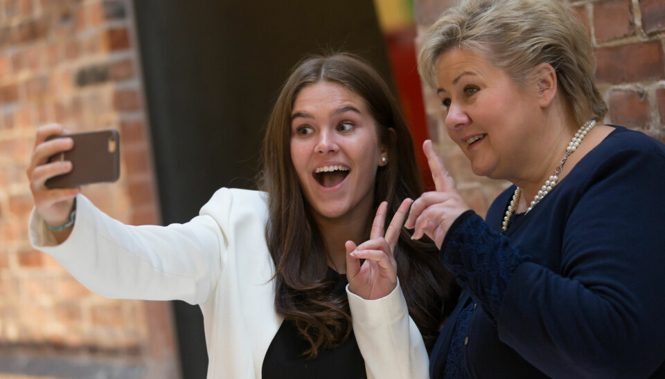 Hanna Visnes, gjesteredaktør i Nettavisen, rakk å ta en selfie med statsminister Erna Solberg.