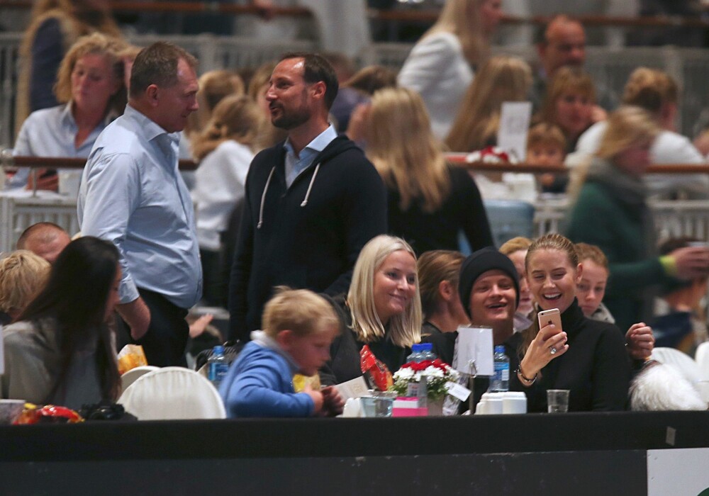 Det var tydelig at Marius kjæresten Linn Helena koste seg under Oslo Horse Show. Tar de en selfie til et kongelig minnealbum? Bildene var hvert fall ikke å se på noen av deres Instagram-profiler lørdag kveld ...