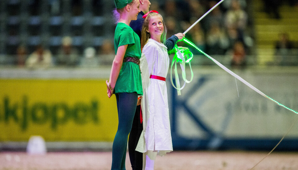 Leah Isadora Behn (i hvitt) deltar i en voltige-oppvisning under Oslo Horse Show 2016 i Telenor arena utenfor Oslo søndag.