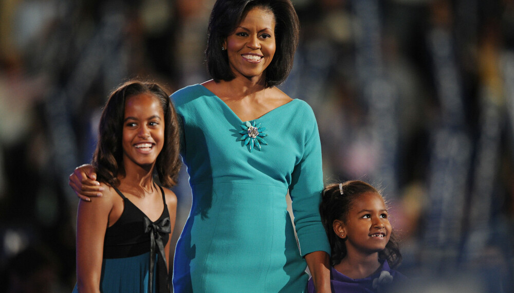 Michelle Obama og døtrene i 2008 da Barack Obama fremdeles var presidentkandidat.