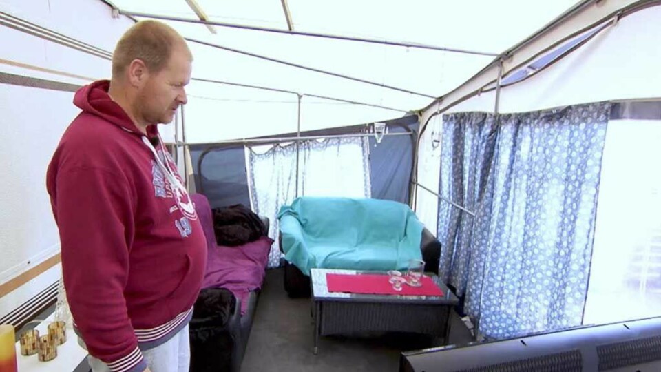 - Her er stua og her ser jeg på TV og nyter livet, sier Inge.